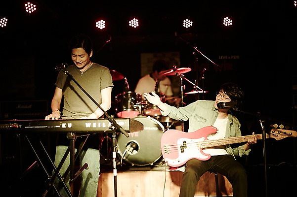 포토 JPG 남자 악기 40대 중년 노래 중년라이프 실내 서기 앉기 상반신 앞모습 아웃포커스 세명 공연 한국인 무대 기타 건반 열정 전자피아노 중년남자만 국내포토 라이프스타일 감정 음악 뷰포인트 모션 현악기 촬영기법 사람 동양인 이벤트 성인 내부 피아노 남자만 중년만 파일형식