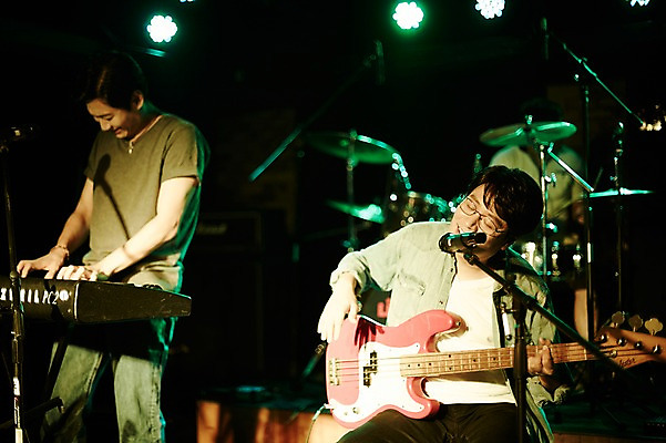 포토 JPG 남자 악기 40대 중년 노래 중년라이프 실내 서기 상반신 두명 앞모습 옆모습 공연 한국인 무대 기타 건반 열정 전자피아노 중년남자만 국내포토 라이프스타일 감정 음악 뷰포인트 모션 현악기 사람 동양인 이벤트 성인 내부 피아노 남자만 중년만 파일형식