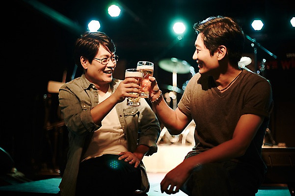 포토 JPG 남자 40대 중년 중년라이프 맥주 실내 웃음 앉기 상반신 두명 앞모습 마주보기 한국인 무대 바 건배 중년남자만 국내포토 라이프스타일 뷰포인트 모션 주류 표정 사람 동양인 성인 내부 남자만 중년만 파일형식 음료 인종 생활 성인만