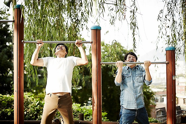 포토 JPG 주간 응시 공원 남자 40대 중년 중년라이프 매달리기 상반신 야외 두명 앞모습 친구 경쟁 한국인 철봉 오래매달리기 턱걸이 중년남자만 맨몸운동 국내포토 자연요소 라이프스타일 시선 공공시설 뷰포인트 컨셉 관계 모션 사람 동양인 성인 운동 운동기구 남자만 중년만 파일형식