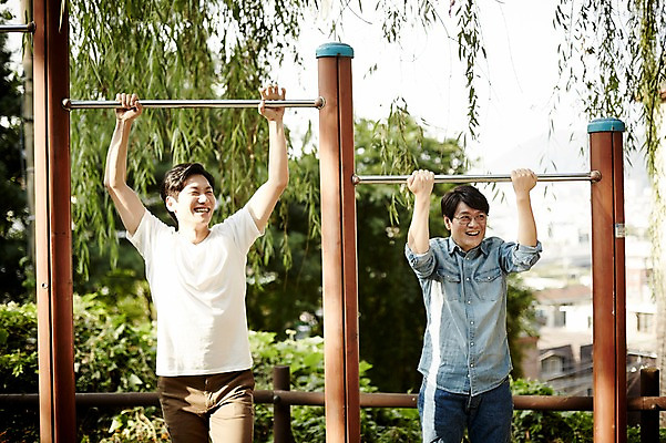 포토 JPG 주간 응시 공원 남자 40대 중년 중년라이프 매달리기 웃음 상반신 야외 두명 앞모습 친구 경쟁 한국인 철봉 오래매달리기 턱걸이 중년남자만 맨몸운동 국내포토 자연요소 라이프스타일 시선 공공시설 뷰포인트 컨셉 관계 모션 표정 사람 동양인 성인 운동 운동기구 남자만 중년만 파일형식