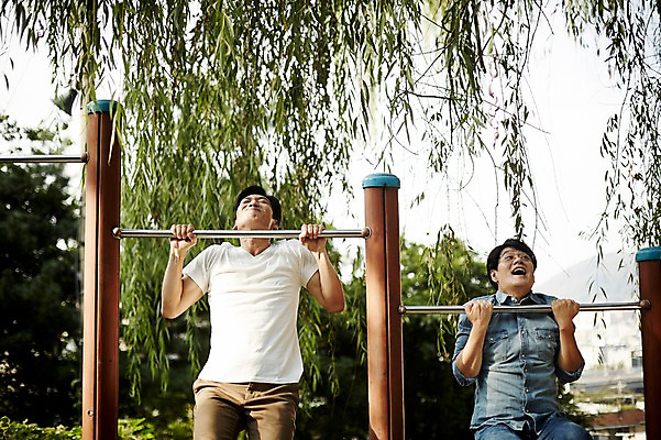 포토 JPG 주간 응시 공원 남자 40대 중년 중년라이프 매달리기 상반신 야외 두명 앞모습 친구 경쟁 한국인 철봉 오래매달리기 턱걸이 중년남자만 맨몸운동 국내포토 자연요소 라이프스타일 시선 공공시설 뷰포인트 컨셉 관계 모션 사람 동양인 성인 운동 운동기구 남자만 중년만 파일형식