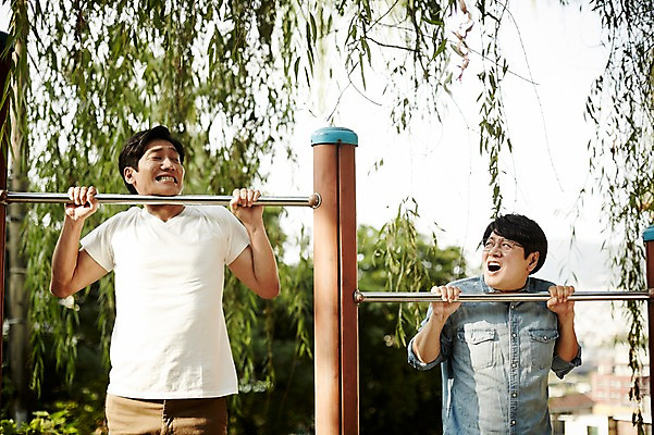 포토 JPG 주간 응시 공원 남자 40대 중년 중년라이프 매달리기 상반신 야외 두명 앞모습 친구 경쟁 한국인 철봉 오래매달리기 턱걸이 중년남자만 맨몸운동 국내포토 자연요소 라이프스타일 시선 공공시설 뷰포인트 컨셉 관계 모션 사람 동양인 성인 운동 운동기구 남자만 중년만 파일형식