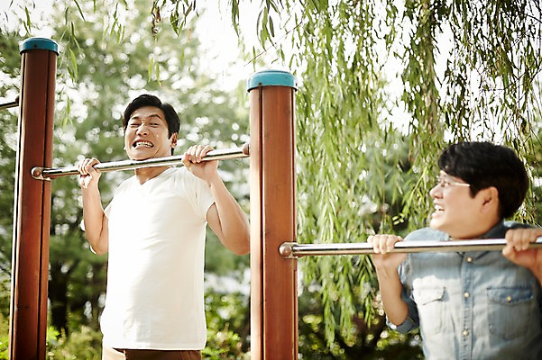 포토 JPG 주간 응시 공원 남자 40대 중년 중년라이프 매달리기 상반신 야외 두명 앞모습 친구 경쟁 한국인 철봉 오래매달리기 턱걸이 중년남자만 맨몸운동 국내포토 자연요소 라이프스타일 시선 공공시설 뷰포인트 컨셉 관계 모션 사람 동양인 성인 운동 운동기구 남자만 중년만 파일형식