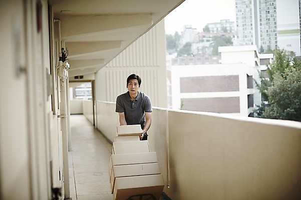 포토 JPG 주간 남자 40대 중년 중년라이프 아파트 한명 상반신 야외 앞모습 상자 걷기 한국인 복도 택배기사 택배 짐수레 중년남자한명만 국내포토 자연요소 1 라이프스타일 뷰포인트 모션 주택 사람 동양인 성인 수레 운송업 배달원 남자한명만 중년남자만 파일형식