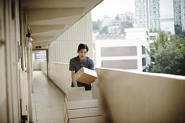 포토 JPG 주간 남자 40대 중년 중년라이프 아파트 한명 서기 상반신 야외 앞모습 상자 한국인 복도 택배기사 택배 짐수레 중년남자한명만 국내포토 자연요소 1 라이프스타일 뷰포인트 모션 주택 사람 동양인 성인 수레 운송업 배달원 남자한명만 중년남자만 파일형식
