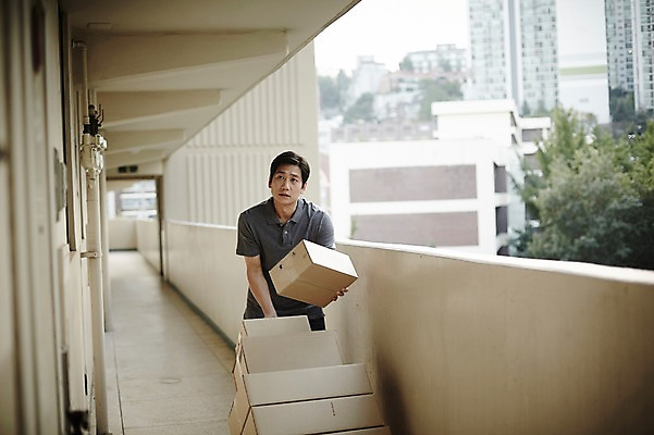 포토 JPG 주간 남자 40대 중년 중년라이프 아파트 한명 서기 상반신 야외 앞모습 상자 한국인 복도 택배기사 택배 짐수레 중년남자한명만 국내포토 자연요소 1 라이프스타일 뷰포인트 모션 주택 사람 동양인 성인 수레 운송업 배달원 남자한명만 중년남자만 파일형식