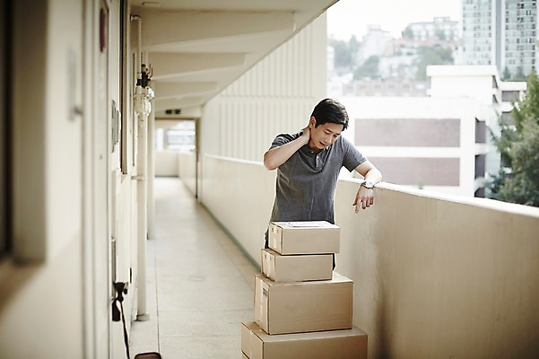 포토 JPG 주간 남자 40대 중년 중년라이프 아파트 한명 서기 상반신 야외 앞모습 상자 한국인 복도 택배기사 택배 짐수레 중년남자한명만 국내포토 자연요소 1 라이프스타일 뷰포인트 모션 주택 사람 동양인 성인 수레 운송업 배달원 남자한명만 중년남자만 파일형식