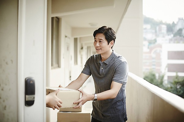 포토 JPG 주간 남자 40대 중년 중년라이프 아파트 한명 서기 상반신 야외 옆모습 상자 한국인 복도 택배기사 택배 주기 짐수레 중년남자한명만 국내포토 자연요소 1 라이프스타일 뷰포인트 모션 주택 사람 동양인 성인 수레 운송업 배달원 남자한명만 중년남자만 파일형식