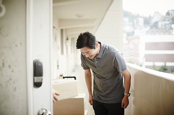 포토 JPG 주간 남자 40대 중년 중년라이프 아파트 한명 서기 상반신 야외 옆모습 상자 한국인 인사 복도 택배기사 택배 짐수레 중년남자한명만 국내포토 자연요소 1 라이프스타일 뷰포인트 모션 주택 사람 동양인 성인 수레 운송업 예절 배달원 남자한명만 중년남자만 파일형식