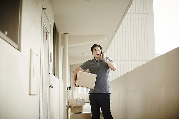 포토 JPG 주간 남자 40대 중년 중년라이프 아파트 한명 서기 들기 상반신 야외 앞모습 상자 한국인 복도 택배기사 택배 통화 중년남자한명만 국내포토 자연요소 1 라이프스타일 뷰포인트 모션 주택 사람 동양인 성인 운송업 배달원 남자한명만 중년남자만 파일형식