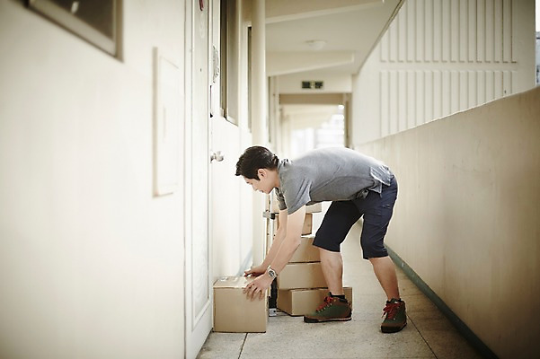 포토 JPG 주간 전신 남자 40대 중년 중년라이프 아파트 한명 서기 야외 옆모습 상자 한국인 복도 택배기사 택배 정리 짐수레 중년남자한명만 국내포토 자연요소 1 라이프스타일 뷰포인트 모션 주택 사람 동양인 성인 수레 운송업 배달원 남자한명만 중년남자만 파일형식