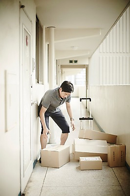 포토 JPG 주간 전신 남자 40대 중년 중년라이프 아파트 한명 서기 야외 옆모습 상자 한국인 복도 택배기사 택배 짐수레 중년남자한명만 국내포토 자연요소 1 라이프스타일 뷰포인트 모션 주택 사람 동양인 성인 수레 운송업 배달원 남자한명만 중년남자만 파일형식