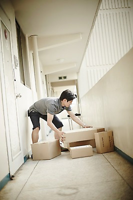 포토 JPG 주간 전신 남자 40대 중년 중년라이프 아파트 한명 서기 야외 옆모습 상자 한국인 복도 택배기사 택배 정리 짐수레 중년남자한명만 국내포토 자연요소 1 라이프스타일 뷰포인트 모션 주택 사람 동양인 성인 수레 운송업 배달원 남자한명만 중년남자만 파일형식