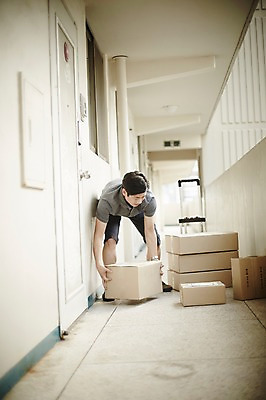 포토 JPG 주간 전신 남자 40대 중년 중년라이프 아파트 한명 서기 야외 앞모습 상자 한국인 복도 택배기사 택배 정리 짐수레 중년남자한명만 국내포토 자연요소 1 라이프스타일 뷰포인트 모션 주택 사람 동양인 성인 수레 운송업 배달원 남자한명만 중년남자만 파일형식