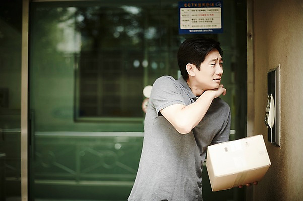 포토 JPG 주간 응시 남자 40대 중년 중년라이프 한명 서기 들기 상반신 야외 옆모습 한국인 택배기사 땀 택배상자 인터폰 중년남자한명만 땀흘리기 국내포토 자연요소 1 라이프스타일 시선 뷰포인트 컨셉 모션 사람 동양인 성인 상자 배달원 택배 남자한명만 중년남자만 파일형식