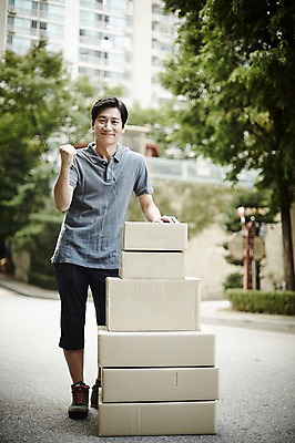 포토 JPG 주간 전신 응시 남자 40대 중년 중년라이프 한명 서기 웃음 야외 앞모습 파이팅 한국인 택배기사 택배상자 중년남자한명만 국내포토 자연요소 1 라이프스타일 시선 뷰포인트 모션 표정 사람 동양인 성인 상자 배달원 택배 남자한명만 중년남자만 파일형식