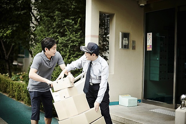 포토 JPG 주간 응시 남자 40대 중년 중년라이프 서기 상반신 야외 두명 옆모습 한국인 도움 택배기사 택배 택배상자 경비원 짐수레 중년남자만 국내포토 자연요소 직업 라이프스타일 시선 뷰포인트 컨셉 모션 사람 동양인 성인 상자 수레 운송업 배달원 남자만 중년만 파일형식