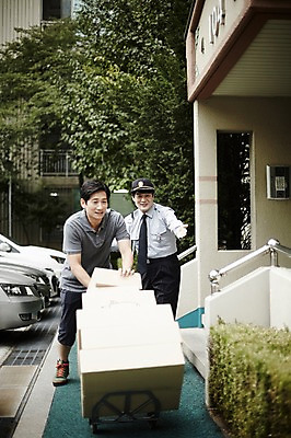 포토 JPG 주간 전신 응시 남자 40대 중년 중년라이프 서기 야외 두명 앞모습 한국인 도움 택배기사 택배 택배상자 경비원 짐수레 중년남자만 국내포토 자연요소 직업 라이프스타일 시선 뷰포인트 컨셉 모션 사람 동양인 성인 상자 수레 운송업 배달원 남자만 중년만 파일형식