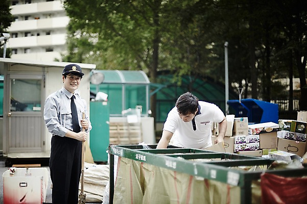 포토 JPG 주간 응시 남자 40대 중년 중년라이프 서기 웃음 상반신 야외 두명 앞모습 옆모습 한국인 빗자루 청소 분리수거 경비원 중년남자만 국내포토 자연요소 직업 라이프스타일 시선 뷰포인트 모션 표정 사람 동양인 성인 청소도구 남자만 중년만 파일형식