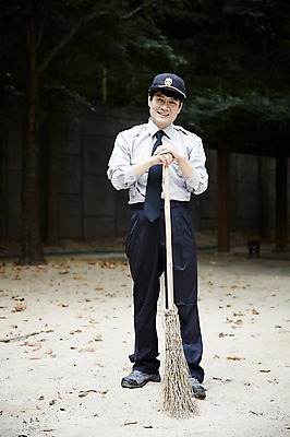 포토 JPG 주간 전신 응시 남자 40대 중년 중년라이프 한명 서기 웃음 야외 앞모습 한국인 빗자루 청소 경비원 중년남자한명만 국내포토 자연요소 직업 1 라이프스타일 시선 뷰포인트 모션 표정 사람 동양인 성인 청소도구 남자한명만 중년남자만 파일형식