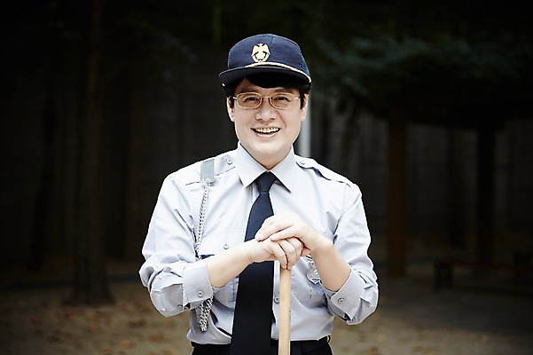 포토 JPG 주간 응시 남자 40대 중년 중년라이프 한명 서기 웃음 상반신 야외 앞모습 한국인 빗자루 청소 경비원 중년남자한명만 국내포토 자연요소 직업 1 라이프스타일 시선 뷰포인트 모션 표정 사람 동양인 성인 청소도구 남자한명만 중년남자만 파일형식