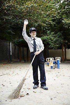 포토 JPG 주간 전신 응시 남자 40대 중년 중년라이프 한명 서기 웃음 야외 앞모습 한국인 인사 빗자루 청소 경비원 중년남자한명만 국내포토 자연요소 직업 1 라이프스타일 시선 뷰포인트 모션 표정 사람 동양인 성인 예절 청소도구 남자한명만 중년남자만 파일형식