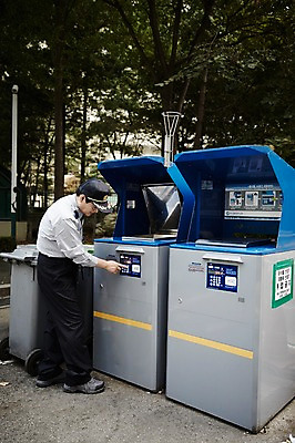 포토 JPG 주간 전신 응시 남자 40대 중년 중년라이프 한명 서기 야외 옆모습 기계 한국인 경비원 음식물쓰레기 중년남자한명만 국내포토 자연요소 직업 1 라이프스타일 시선 뷰포인트 모션 사람 동양인 성인 쓰레기 남자한명만 중년남자만 파일형식