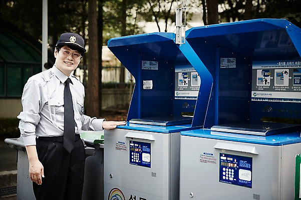 포토 JPG 주간 응시 남자 40대 중년 중년라이프 한명 서기 웃음 상반신 야외 앞모습 기계 한국인 경비원 음식물쓰레기 중년남자한명만 국내포토 자연요소 직업 1 라이프스타일 시선 뷰포인트 모션 표정 사람 동양인 성인 쓰레기 남자한명만 중년남자만 파일형식