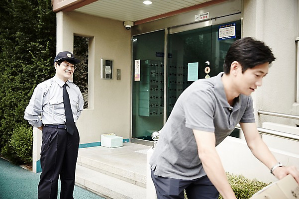 포토 JPG 주간 응시 남자 40대 중년 중년라이프 서기 웃음 상반신 야외 두명 앞모습 옆모습 한국인 택배기사 택배 택배상자 경비원 중년남자만 국내포토 자연요소 직업 라이프스타일 시선 뷰포인트 모션 표정 사람 동양인 성인 상자 운송업 배달원 남자만 중년만 파일형식