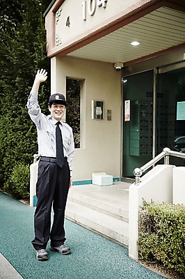 포토 JPG 주간 전신 남자 40대 중년 중년라이프 아파트 한명 서기 웃음 야외 앞모습 한국인 인사 경비원 중년남자한명만 국내포토 자연요소 직업 1 라이프스타일 뷰포인트 모션 주택 표정 사람 동양인 성인 예절 남자한명만 중년남자만 파일형식