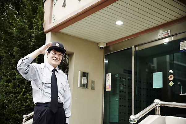 포토 JPG 주간 응시 남자 40대 중년 중년라이프 아파트 한명 서기 웃음 상반신 야외 앞모습 한국인 인사 손인사 경비원 중년남자한명만 국내포토 자연요소 직업 1 라이프스타일 시선 뷰포인트 모션 주택 표정 사람 동양인 성인 예절 남자한명만 중년남자만 파일형식