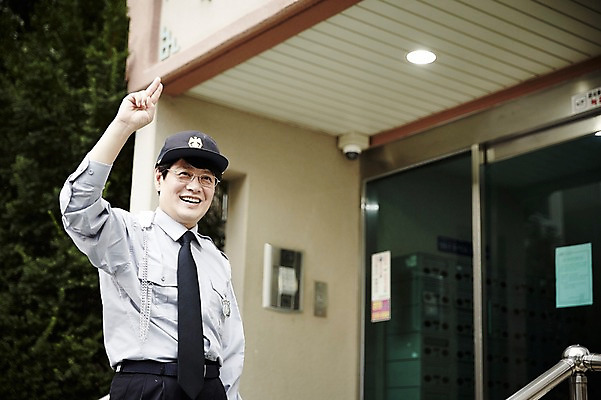 포토 JPG 주간 응시 남자 40대 중년 중년라이프 아파트 한명 서기 웃음 상반신 야외 앞모습 한국인 인사 손인사 경비원 중년남자한명만 국내포토 자연요소 직업 1 라이프스타일 시선 뷰포인트 모션 주택 표정 사람 동양인 성인 예절 남자한명만 중년남자만 파일형식