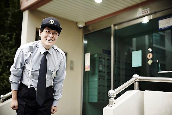 포토 JPG 주간 응시 남자 40대 중년 중년라이프 아파트 한명 서기 웃음 상반신 야외 앞모습 한국인 인사 경비원 중년남자한명만 국내포토 자연요소 직업 1 라이프스타일 시선 뷰포인트 모션 주택 표정 사람 동양인 성인 예절 남자한명만 중년남자만 파일형식