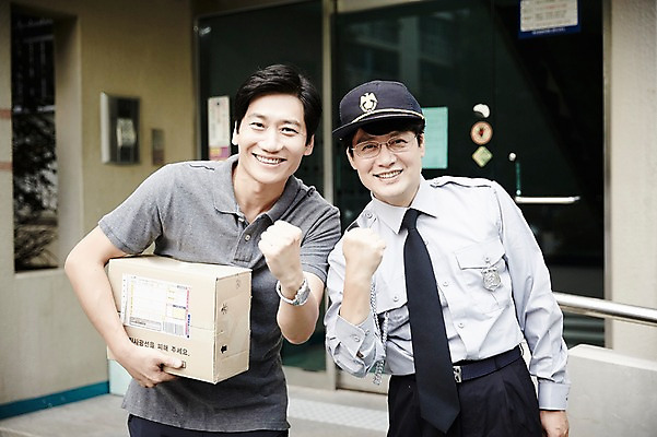 포토 JPG 주간 응시 남자 40대 중년 중년라이프 아파트 서기 웃음 상반신 야외 두명 앞모습 파이팅 한국인 택배상자 경비원 중년남자만 국내포토 자연요소 직업 라이프스타일 시선 뷰포인트 모션 주택 표정 사람 동양인 성인 상자 택배 남자만 중년만 파일형식