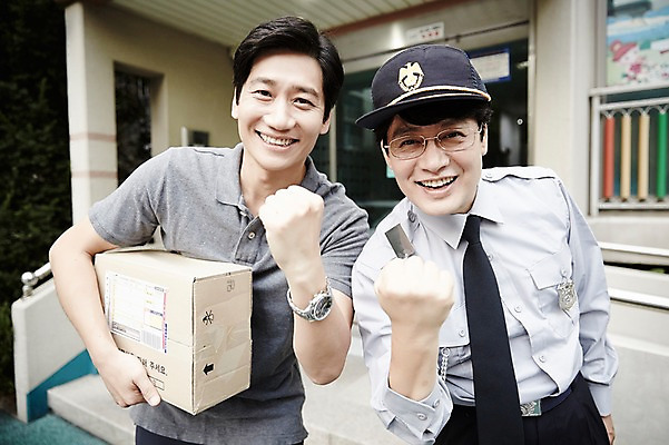 포토 JPG 주간 응시 남자 40대 중년 중년라이프 아파트 서기 웃음 들기 상반신 야외 두명 앞모습 파이팅 한국인 택배상자 경비원 중년남자만 국내포토 자연요소 직업 라이프스타일 시선 뷰포인트 모션 주택 표정 사람 동양인 성인 상자 택배 남자만 중년만 파일형식