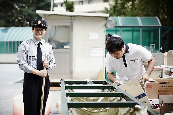 포토 JPG 주간 응시 남자 40대 중년 중년라이프 서기 웃음 상반신 야외 두명 앞모습 한국인 빗자루 청소 분리수거 경비원 중년남자만 국내포토 자연요소 직업 라이프스타일 시선 뷰포인트 모션 표정 사람 동양인 성인 청소도구 남자만 중년만 파일형식