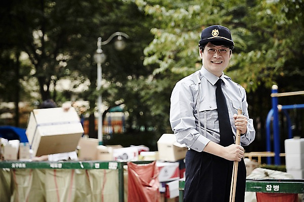 포토 JPG 주간 남자 40대 중년 중년라이프 한명 서기 웃음 상반신 야외 앞모습 한국인 빗자루 청소 분리수거 경비원 중년남자한명만 국내포토 자연요소 직업 1 라이프스타일 뷰포인트 모션 표정 사람 동양인 성인 청소도구 남자한명만 중년남자만 파일형식