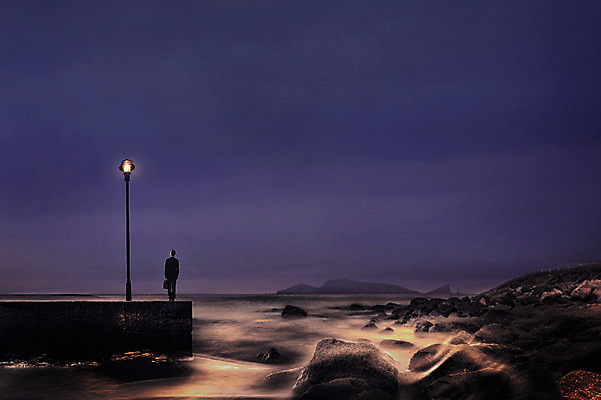 JPG 전신 편집이미지 남자 바다 야경 가로등 조명 한명 서기 성인 야외 뒷모습 어둠 바위 고독 디지털합성 디지털아트 성인남자한명만 편집실사 1 공공시설 감정 뷰포인트 모션 사람 돌_바위 야간 CG 남자한명만 성인남자만 파일형식 풍경_경치