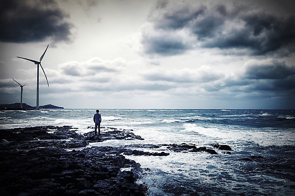 JPG 전신 구름 편집이미지 남자 바다 하늘 한명 서기 성인 야외 뒷모습 어둠 바위 고독 디지털합성 풍력발전소 디지털아트 성인남자한명만 편집실사 자연요소 1 감정 뷰포인트 모션 사람 발전소 돌_바위 풍력에너지 CG 남자한명만 성인남자만 파일형식