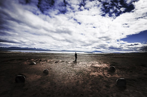 JPG 전신 구름 편집이미지 남자 하늘 한명 서기 성인 야외 뒷모습 어둠 황무지 고독 건초 디지털합성 디지털아트 성인남자한명만 편집실사 자연요소 1 감정 뷰포인트 모션 사람 CG 남자한명만 성인남자만 파일형식