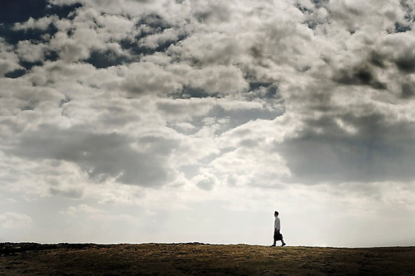 JPG 전신 구름 편집이미지 남자 하늘 한명 서기 성인 야외 옆모습 걷기 어둠 고독 디지털합성 디지털아트 성인남자한명만 편집실사 자연요소 1 감정 뷰포인트 모션 사람 CG 남자한명만 성인남자만 파일형식