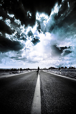 JPG 전신 구름 편집이미지 남자 도로 하늘 한명 서기 성인 야외 뒷모습 걷기 어둠 고독 디지털합성 디지털아트 성인남자한명만 편집실사 자연요소 1 감정 길 뷰포인트 교통시설 모션 사람 CG 남자한명만 성인남자만 파일형식