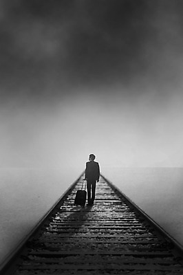 JPG 전신 편집이미지 남자 길 흑백 한명 서기 성인 야외 뒷모습 캐리어 어둠 기찻길 안개 고독 디지털합성 디지털아트 성인남자한명만 철도의날 편집실사 1 감정 뷰포인트 모션 날씨 촬영기법 사람 여행가방 CG 남자한명만 성인남자만 파일형식 법정기념일