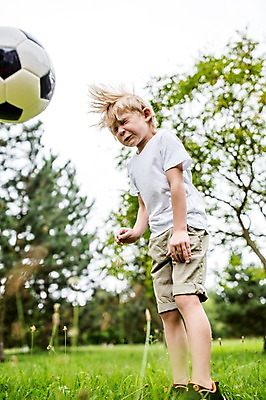 포토 JPG 주간 전신 서양인 외국인 나무 남자 어린이 축구공 한명 서기 초원 야외 옆모습 소풍 헤딩 소년한명만 국내포토 자연요소 식물 1 뷰포인트 공 축구용품 모션 사람 인종 야외활동 축구 남자한명만 소년만 파일형식