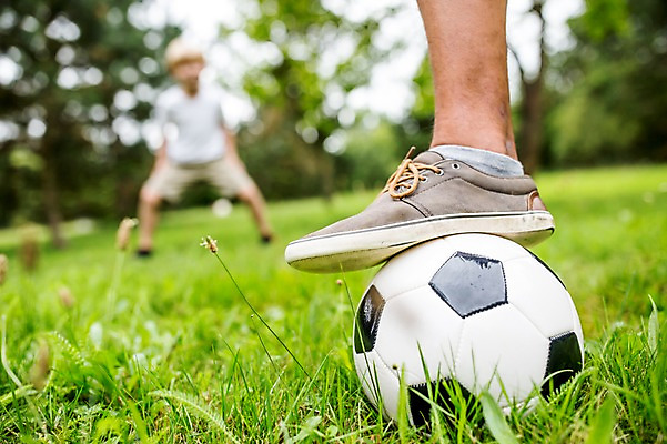 포토 JPG 주간 전신 서양인 외국인 남자 어린이 축구공 서기 초원 성인 야외 두명 앞모습 아웃포커스 신체부위 소풍 하반신 다리 국내포토 자연요소 뷰포인트 공 축구용품 모션 촬영기법 사람 인종 야외활동 파일형식