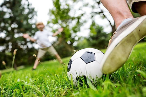 포토 JPG 주간 전신 서양인 외국인 남자 어린이 축구공 서기 초원 성인 야외 두명 앞모습 아웃포커스 신체부위 소풍 하반신 다리 국내포토 자연요소 뷰포인트 공 축구용품 모션 촬영기법 사람 인종 야외활동 파일형식