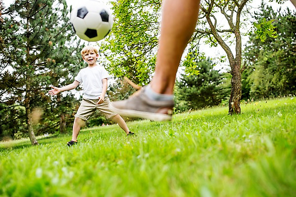 포토 JPG 주간 전신 서양인 외국인 남자 어린이 축구공 서기 초원 성인 야외 두명 앞모습 아웃포커스 신체부위 소풍 하반신 다리 국내포토 자연요소 뷰포인트 공 축구용품 모션 촬영기법 사람 인종 야외활동 파일형식
