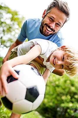 포토 JPG 주간 서양인 외국인 응시 남자 어린이 축구공 가족 웃음 들기 초원 상반신 성인 야외 두명 앞모습 소풍 즐거움 국내포토 자연요소 시선 감정 뷰포인트 공 축구용품 관계 모션 표정 사람 인종 야외활동 파일형식