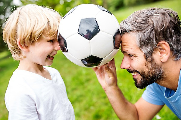 포토 JPG 주간 서양인 외국인 응시 남자 어린이 축구공 가족 놀이 웃음 초원 상반신 성인 야외 두명 옆모습 소풍 즐거움 국내포토 자연요소 시선 감정 뷰포인트 공 축구용품 관계 표정 사람 인종 야외활동 파일형식
